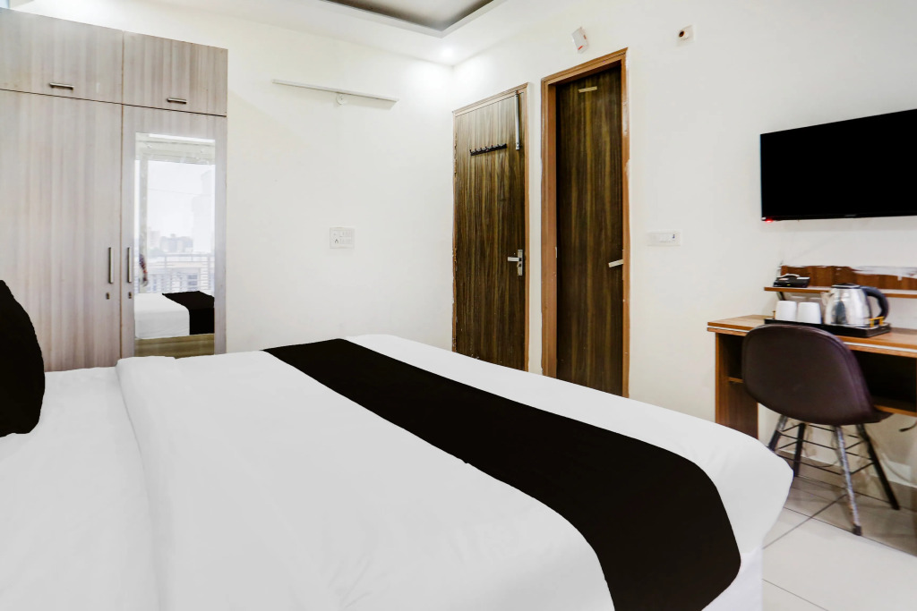 Super Townhouse Subhash Chowk Near Medanta Hospital Formerly L B Residency