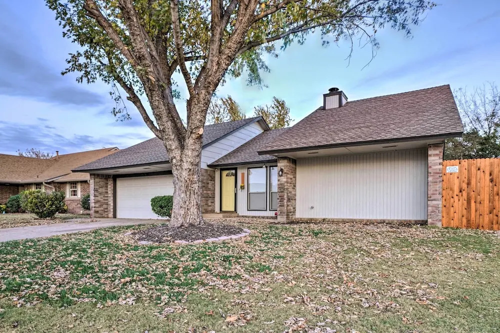 Home w/ Screened Porch ~ 10 Miles to Dtwn Okc!