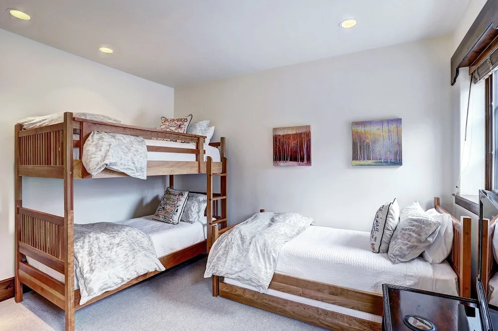 Luxury Mountainside 5BR halet in Vail Village