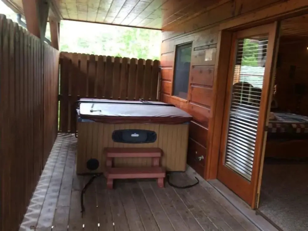 Spacious Party Hut Near Attractions by Redawning