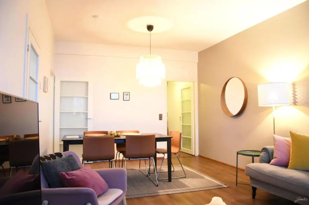 Cozy and Bright 2-Bedroom Apartment Washer and Dryer, King Size Bed