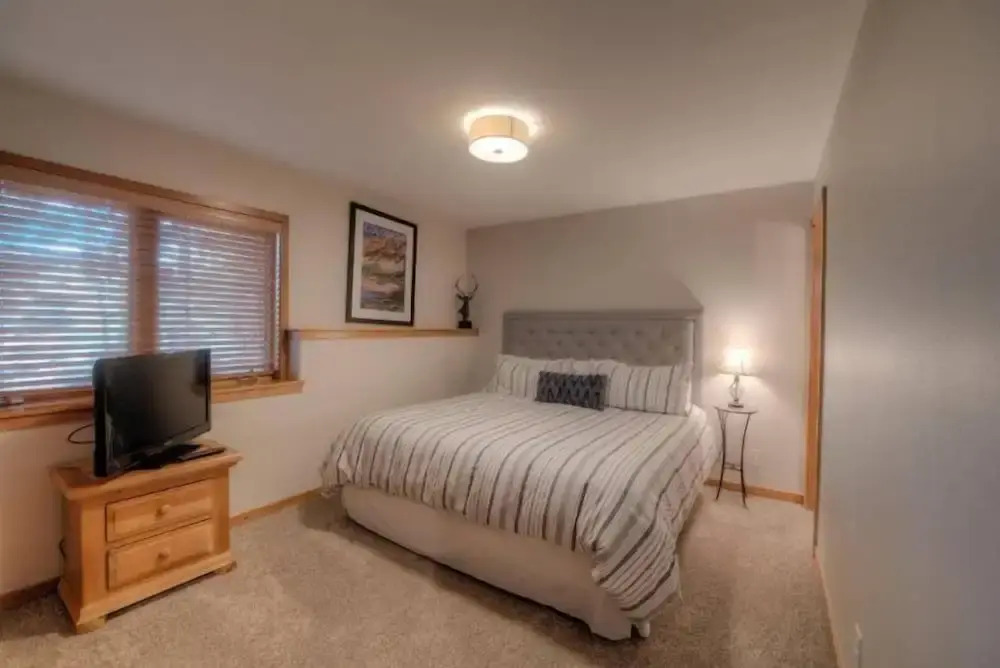 Snowflake Lift Neighborhood - 3 Bedroom Condo - 1 Block to Lift!