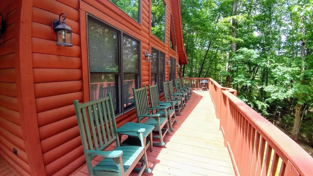 Tomahawk Lodge 3 Bedroom Cabin by RedAwning