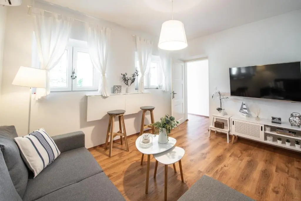 Apartment Near Old Town, FREE Parking & Huge Garden