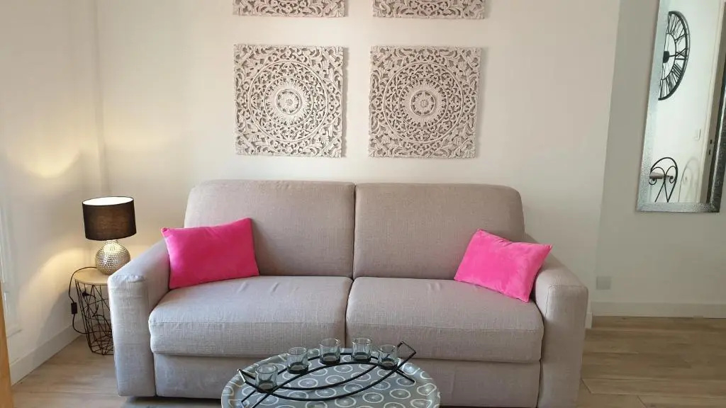 Romantic and new apartment in the famous Rue Meynadier in the supercentre of Cannes
