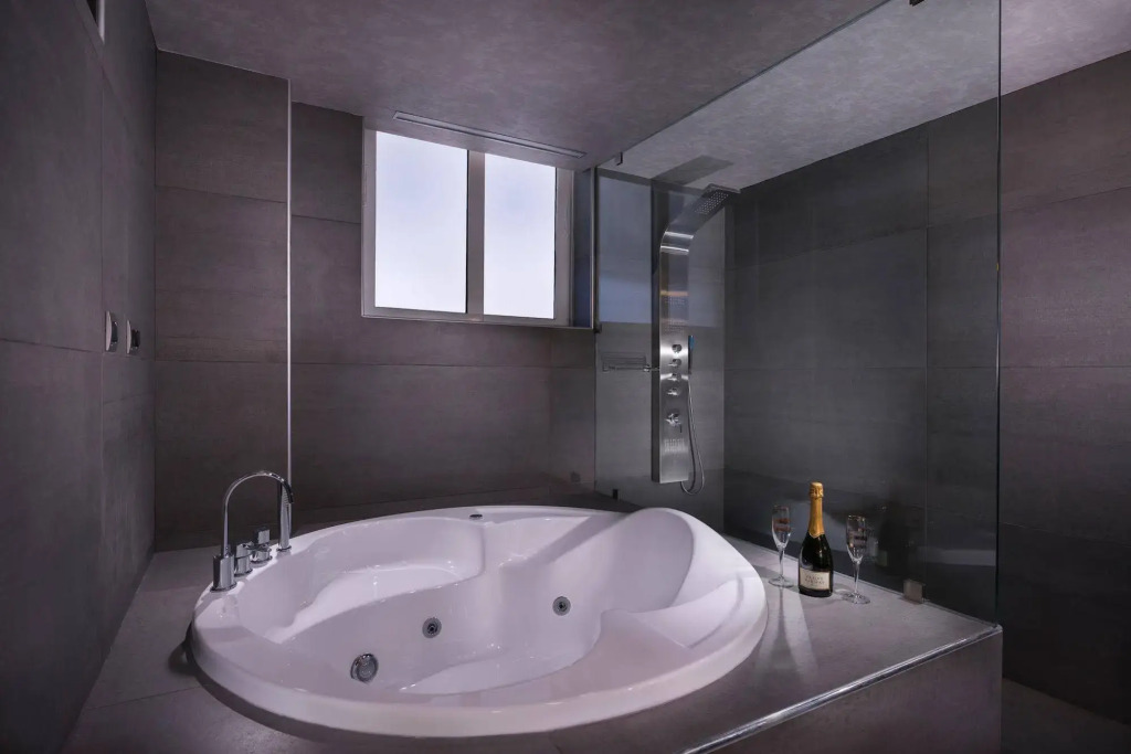 Icarus Hotel