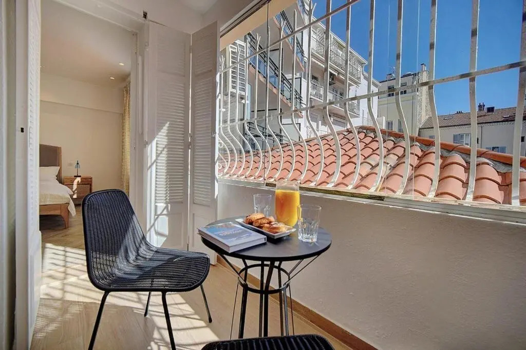 MAGNIFIQUE 3 PIECES RENOVE CANNES CENTRE 'Banane' AVEC VERANDA ! A2B88