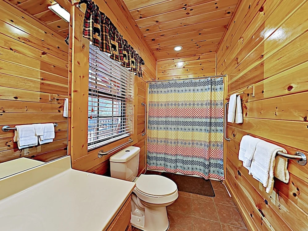 Peaceful Serenity W/ Private Hot Tub & Game Room 4 Bedroom Cabin