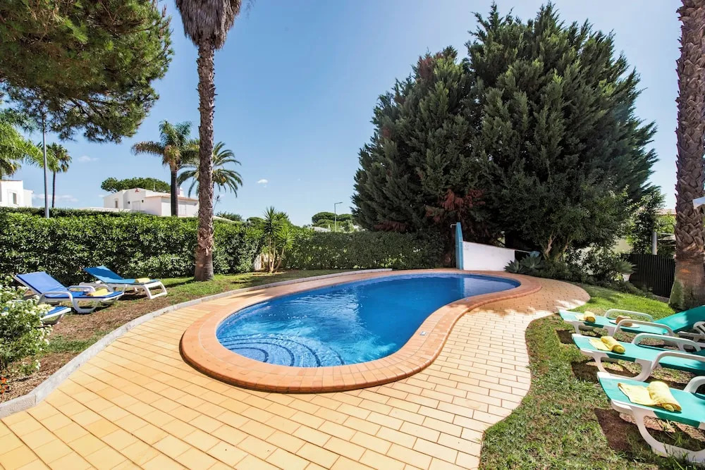 Exclusive Retreat in Vilamoura, Private Pool, Off-street Parking, Free AC & Wifi