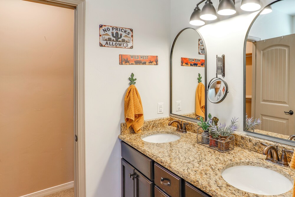 Fire Pit, Pets Welcome: Home 4 Mi to Dtwn Carlsbad