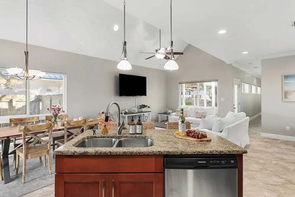 Pelican Retreat by Avantstay 5 Mins TO Beach Pet Friendly w/ Pool & Bbq!