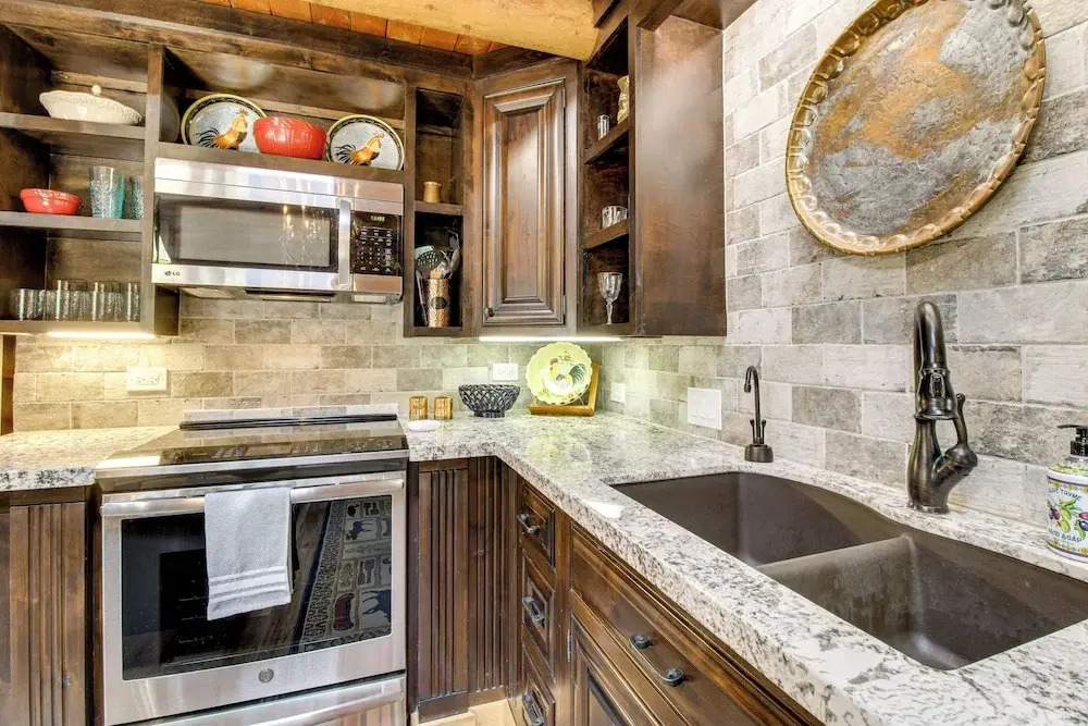 Cozy Log Cabin on 1/2 Acre in Lakeside!