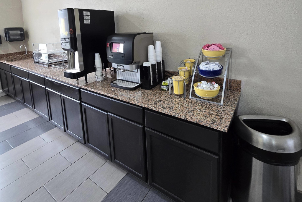 Super 8 by Wyndham Kansas City