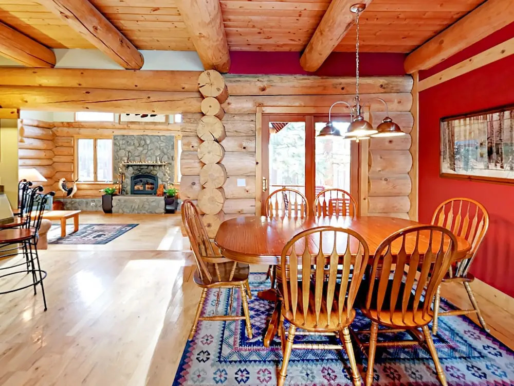 3BR Custom Handmade Log Home by RedAwning