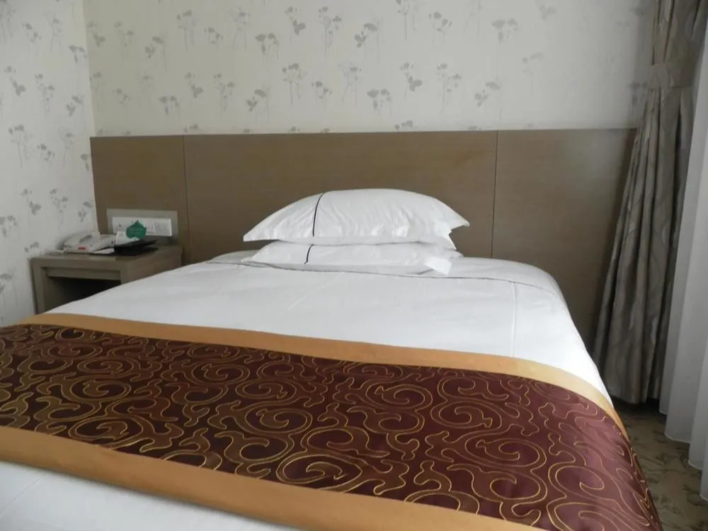 Rongcheng Celebrity Hotel High Speed Rail Station Shop