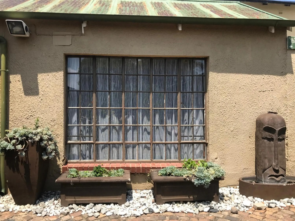 Contemporary Stay at Giraffe Cottage