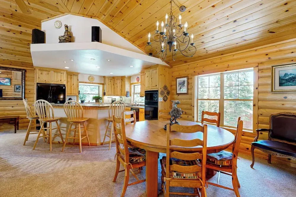 4BR House w/ Hot Tub & Expansive Deck