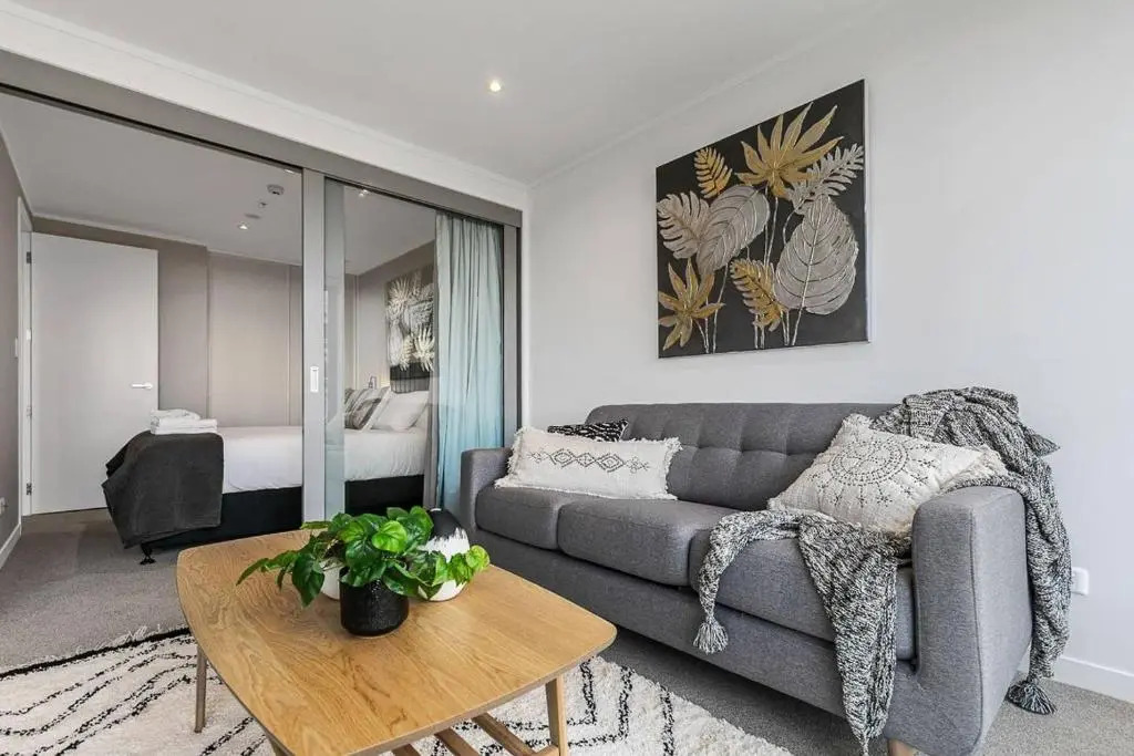 Beautifully Modern Brand New Central Apartment