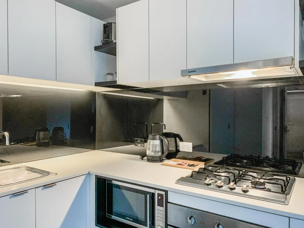 2 Bedroom Apartment with Stunning Views and balcony in Melbourne CBD - Aura