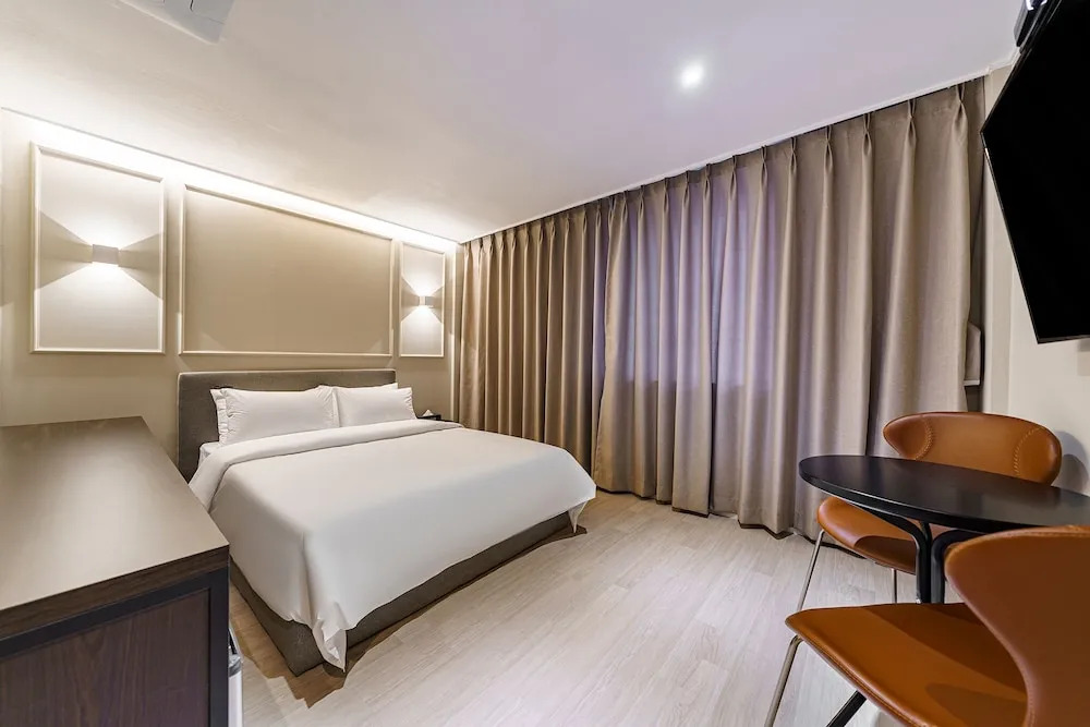 Brown Dot Hotel