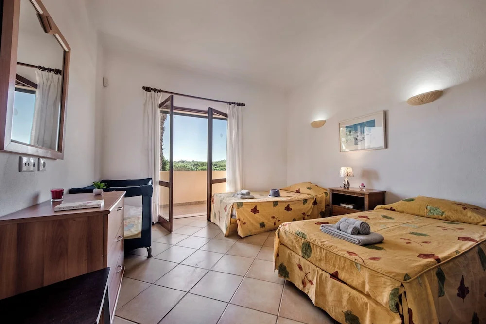 Exclusive Retreat in Vilamoura, Private Pool, Off-street Parking, Free AC & Wifi