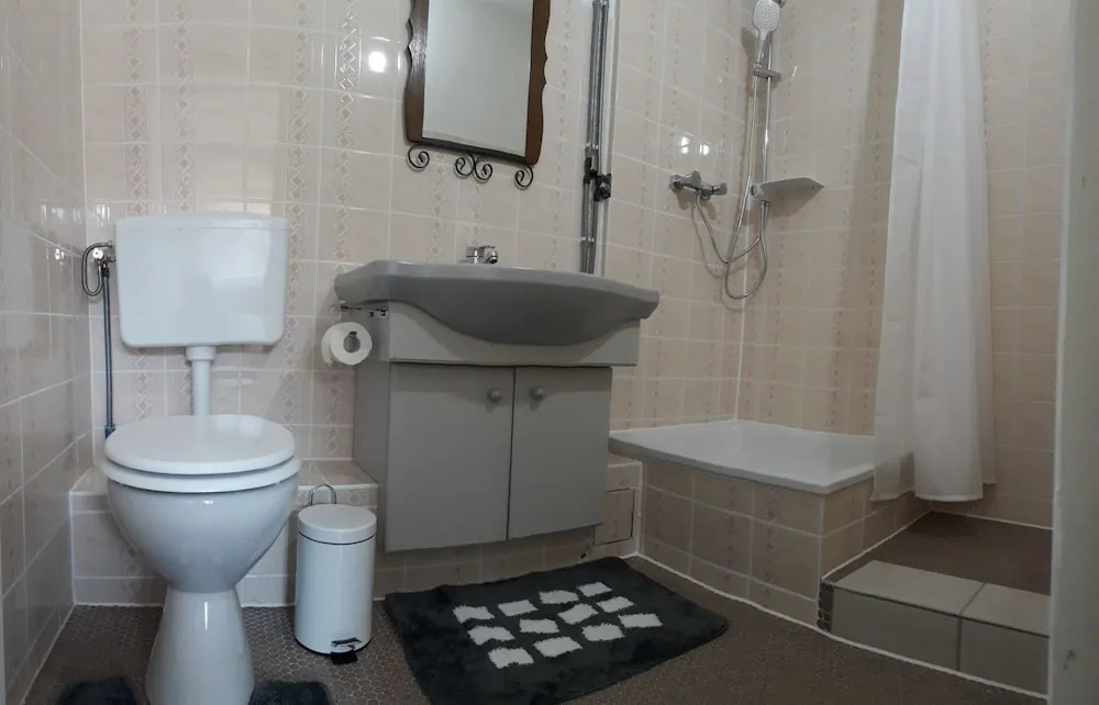 Apartmenthaus am Waldrand- Küche - Frühstück - Balkon