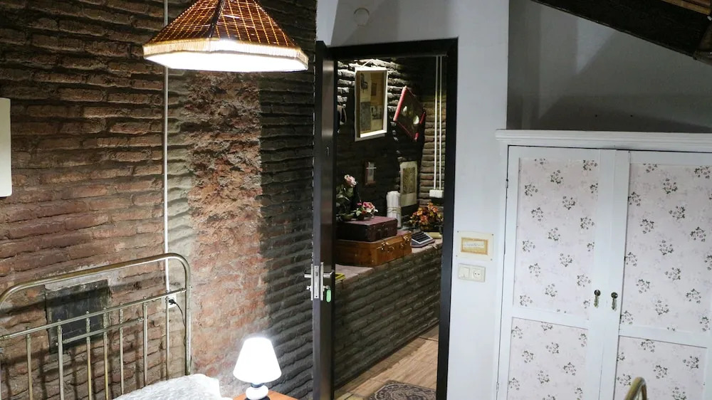 Leon Rooms