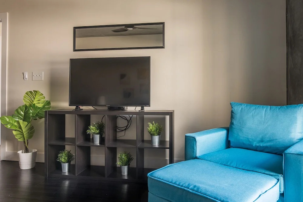 Centrally Located 1 BR and 2 BR Apts with Balcony by Frontdesk