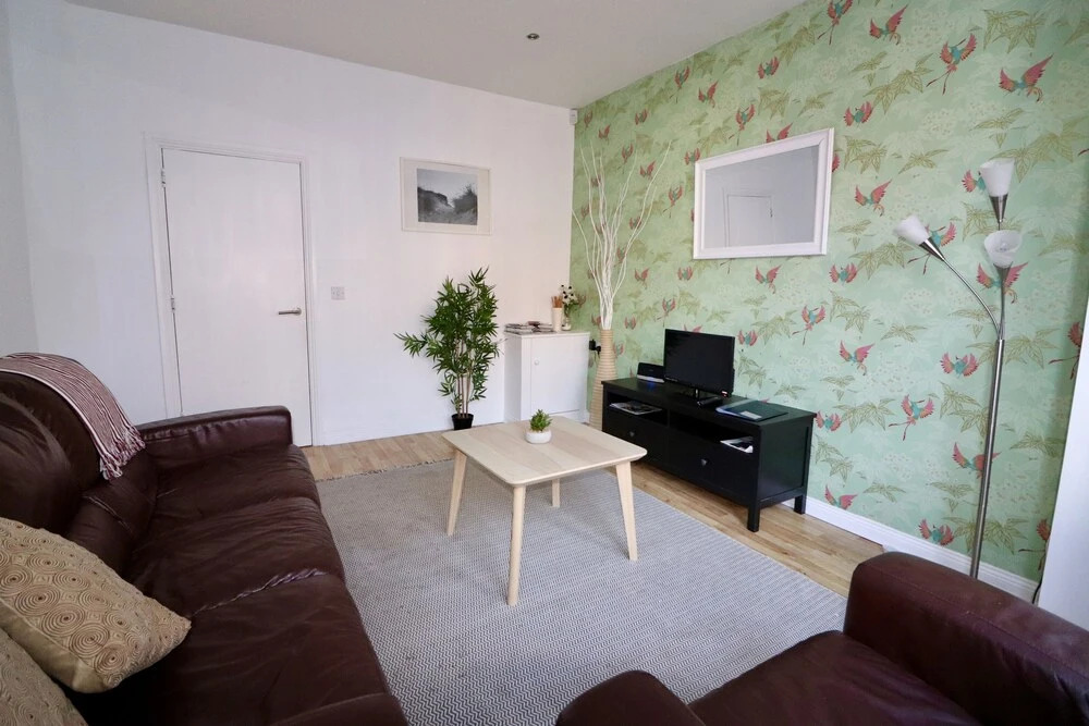 Sleeps 4 only 5 min by taxi