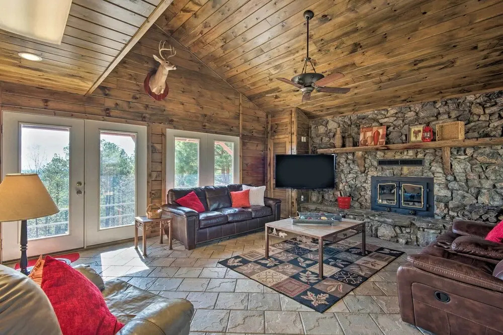 Broken Bow Mountaintop Home w/ Hot Tub!