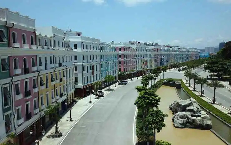 LUXURY HOTEL