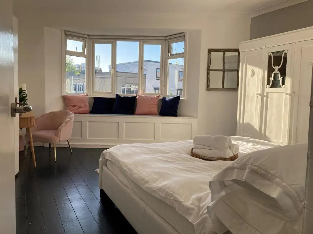 The Clock Tower Apartment - Large, Modern, 2 bed apartment, Southsea with Free parking - sleeps 4