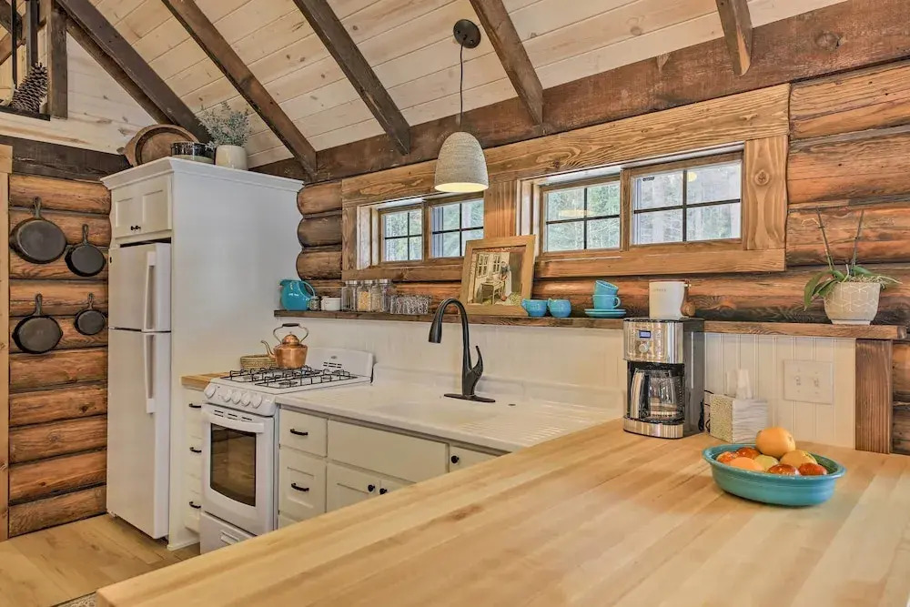 Serene Kootenai Cabin - 3 Mi to Dtwn & River!