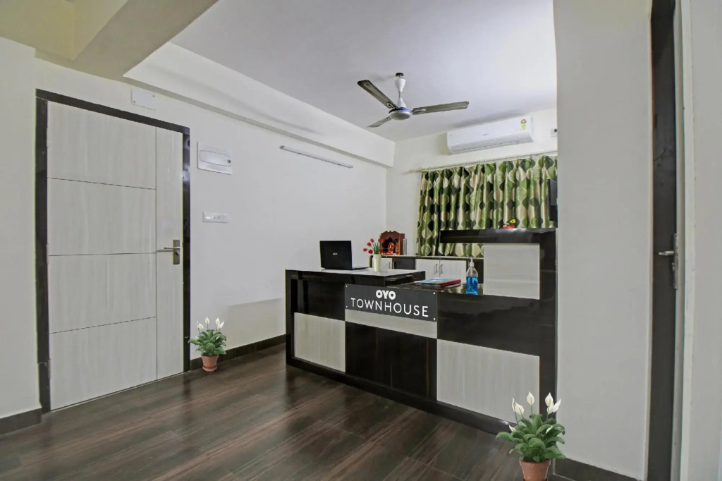 OYO Townhouse 1128 Hotel Royal Palm Inn
