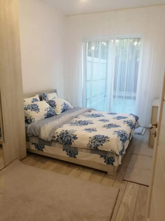 Apartament de lux cu curte si parcare