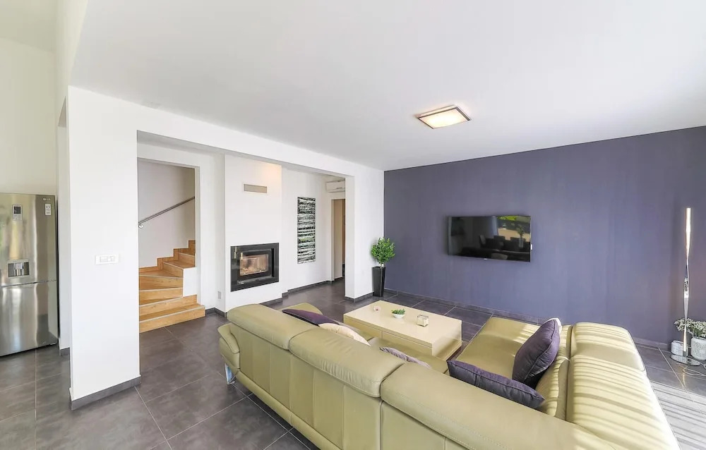 Awesome Home in Okrug Donji With 5 Bedrooms, Wifi and Outdoor Swimming Pool
