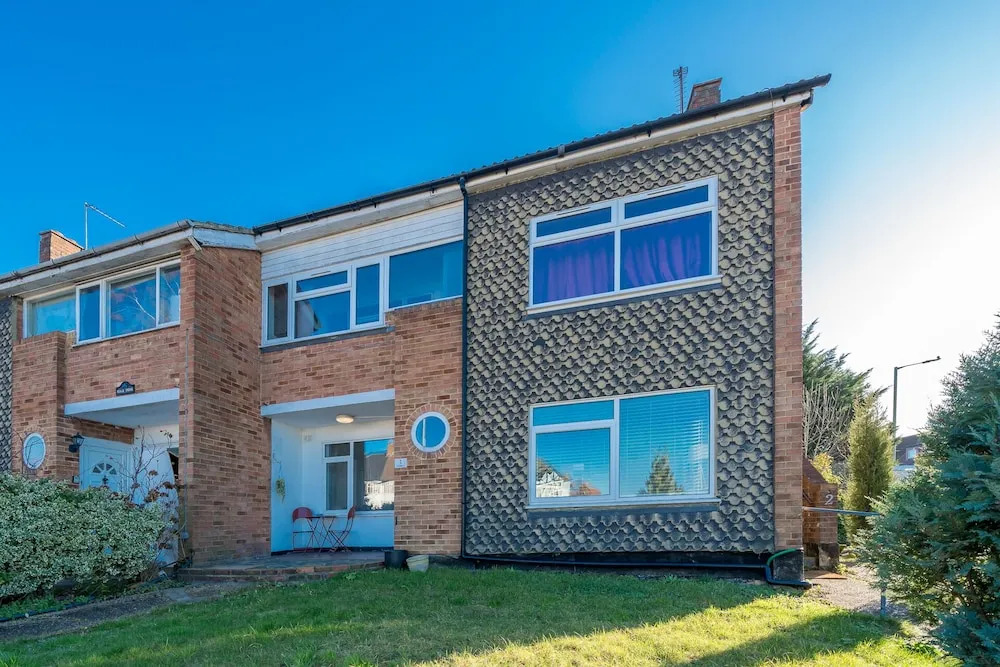 Madika Homes Stunning 2-bed Apartment in Edgware