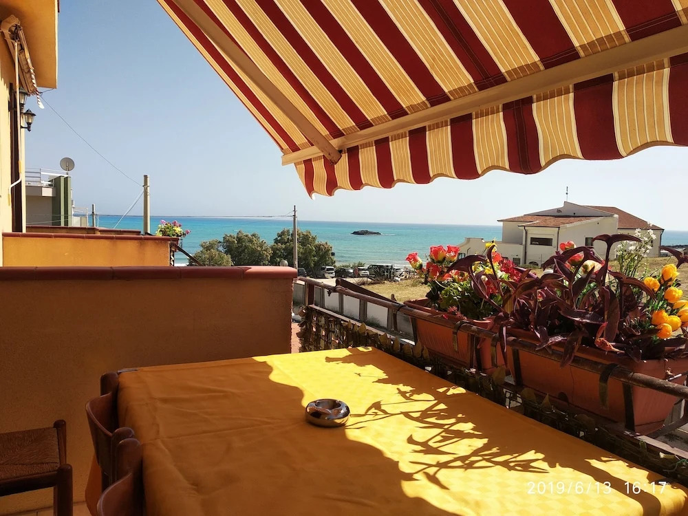 Apartment - Sleeps 5, Free Parking & Pet Friendl
