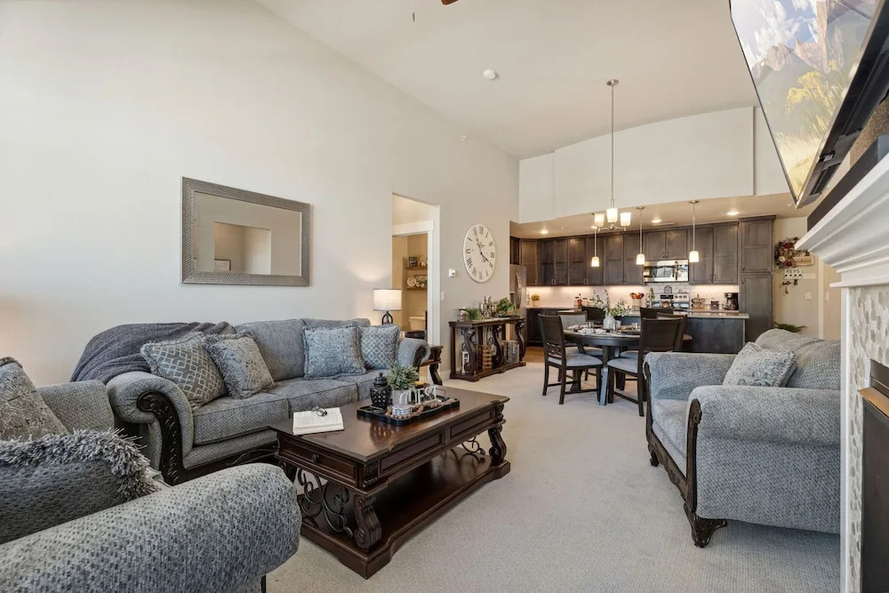 Serene Retreat With Hot Tub, Sauna, Pool & Gym
