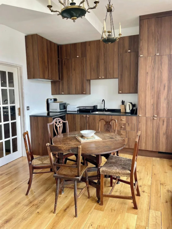 Apartment Sleeps 6 With Parking
