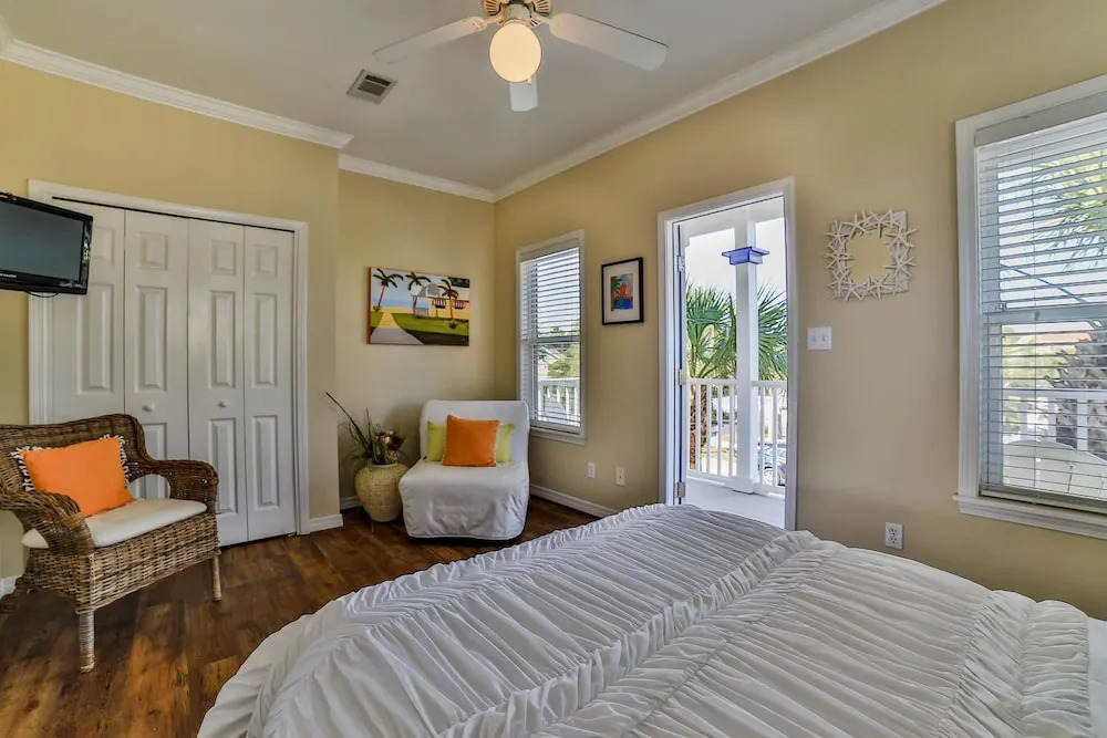 Ocean View Abode Luxurious 4bd, Walk to Beach!