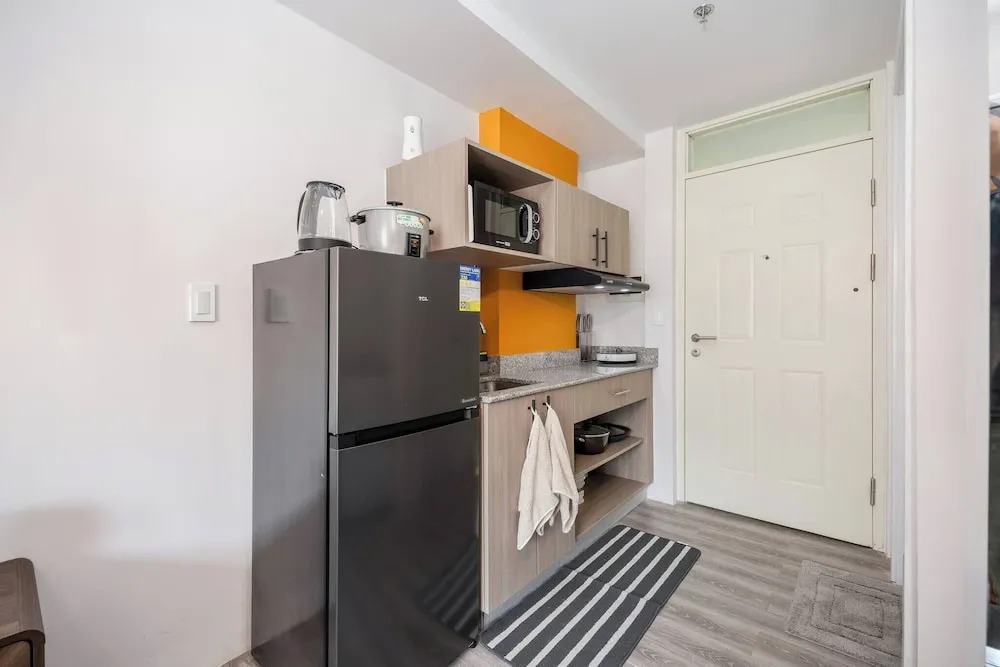 Stylish Condo 3-minutes to Airport, Poolview at Amani Grand Resort Residences