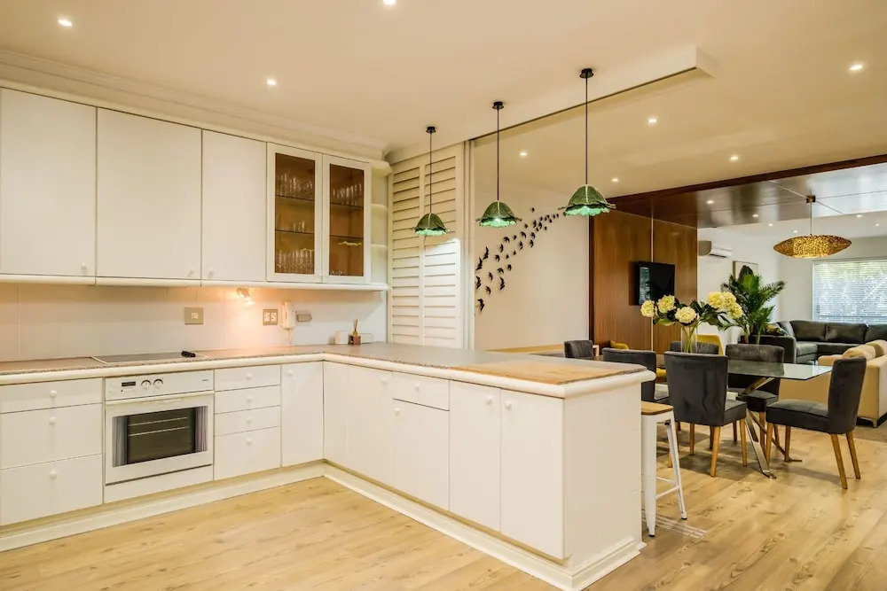 Contemporary Apartment Close to the Radisson Majolica