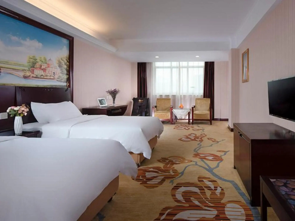 Vienna Hotel (Emerald  Lake  Branch, Changsha Ningxiang  High-speed Railway Weat Station)