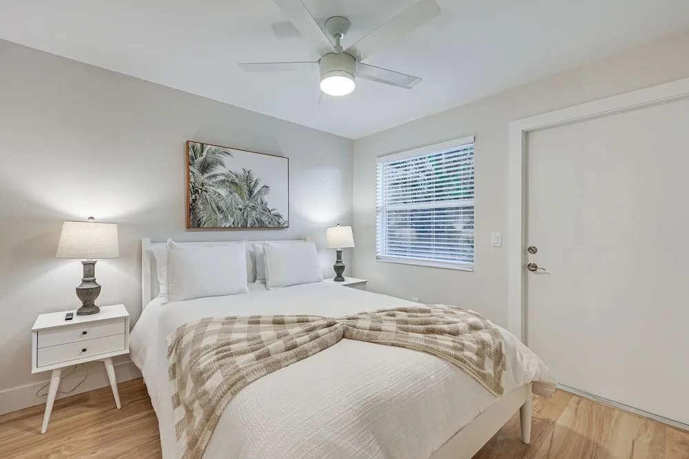 Sleek Coastal Abode: 1 Block to Naples Beach!