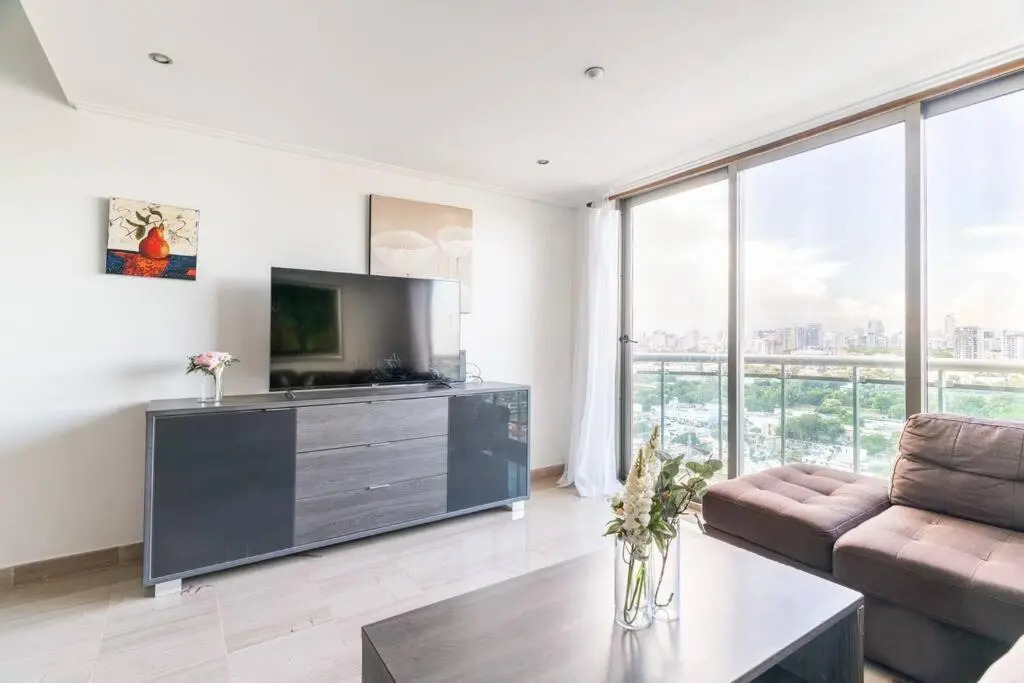 Luxurious 2BDR condo located in Prestigious Tower.