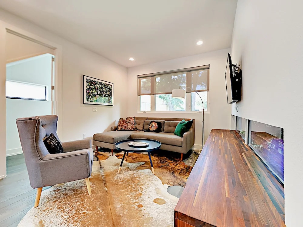 3br W/ Contemporary Kitchen, Patios 3 Bedroom Duplex