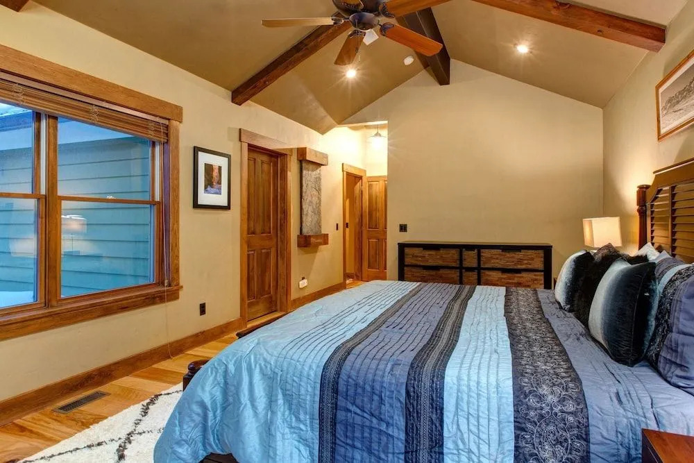 Upper Woodside Luxury 3 Bedroom Home