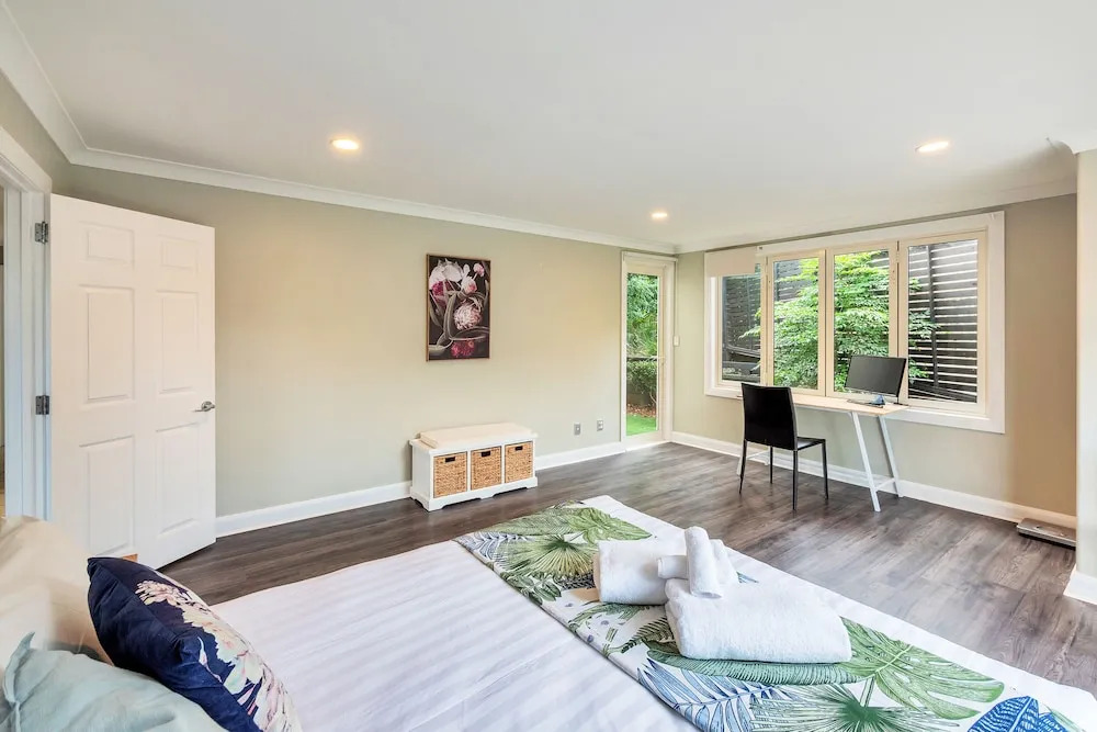 Castor Bay Home near Albany Sleeps 9