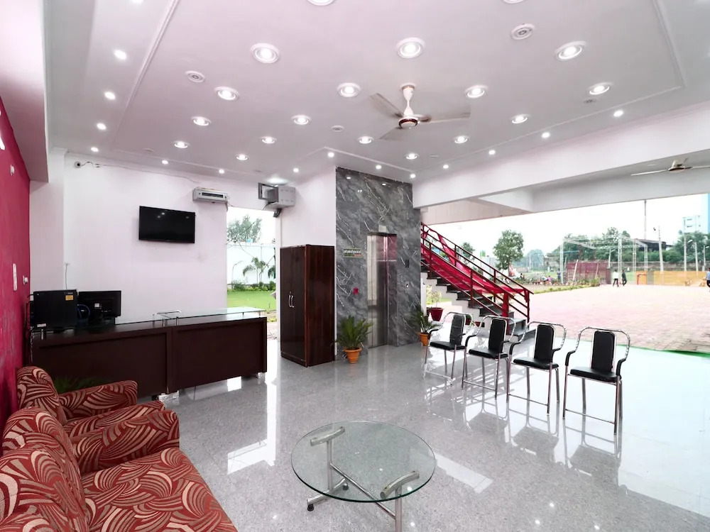 OYO 16551 Royal Aayoyjanam Hotel